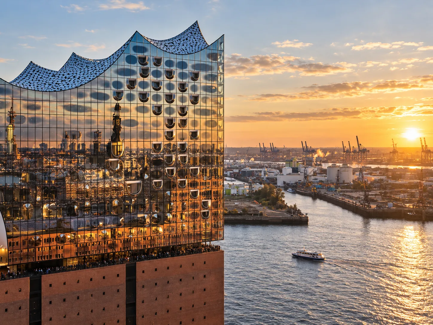 Hamburger Hafen mit Elbphilharmonie – Einsatzgebiet von CITTENZA Bau